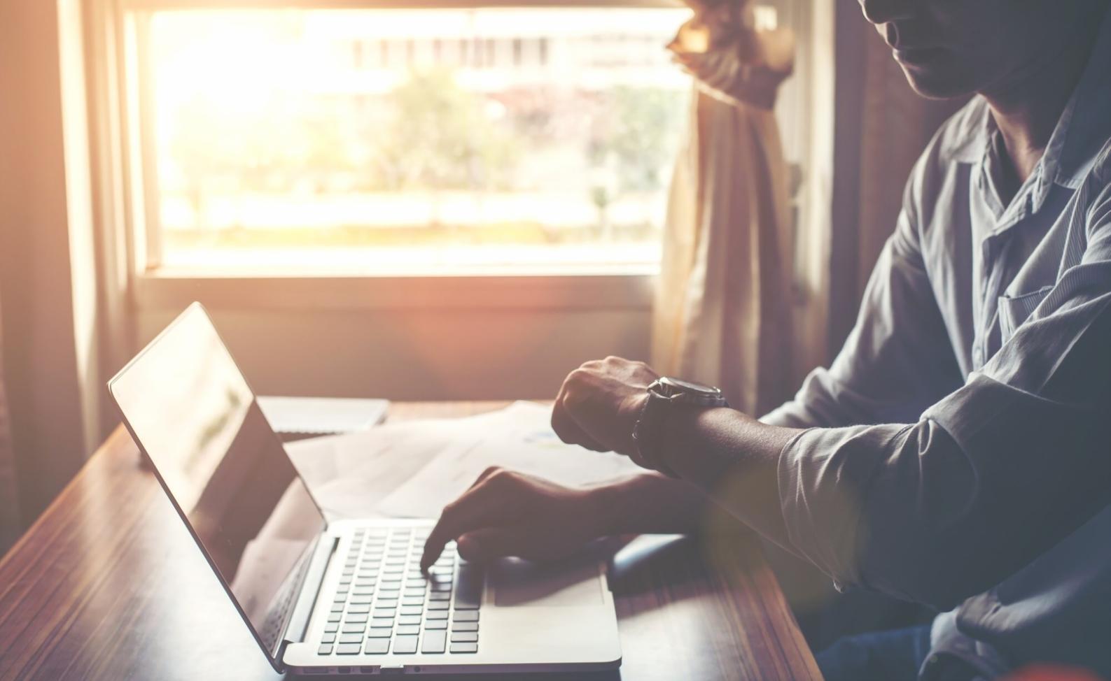 Profesionales trabajando en análisis financiero con datos de mercado
