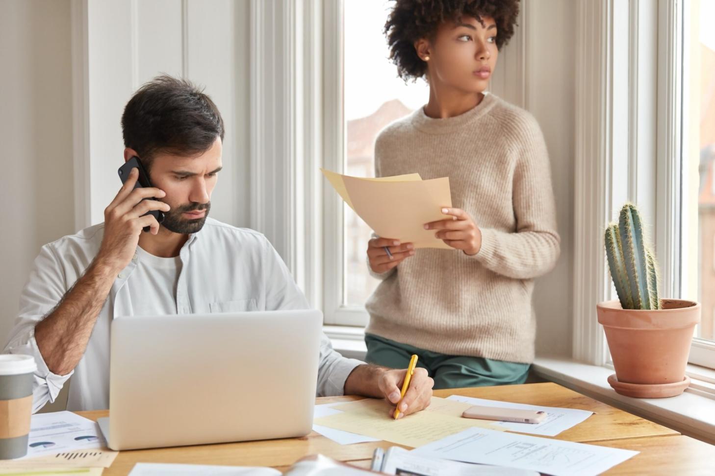 Profesional revisando informes financieros