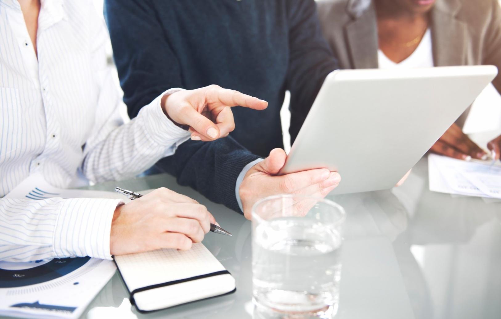 Sesión de análisis financiero con datos reales de mercado