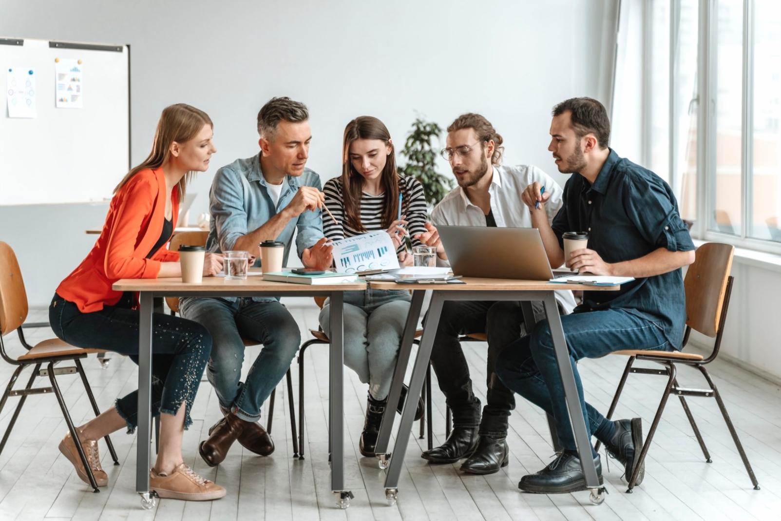Equipo de lorianevoxia trabajando en análisis financiero
